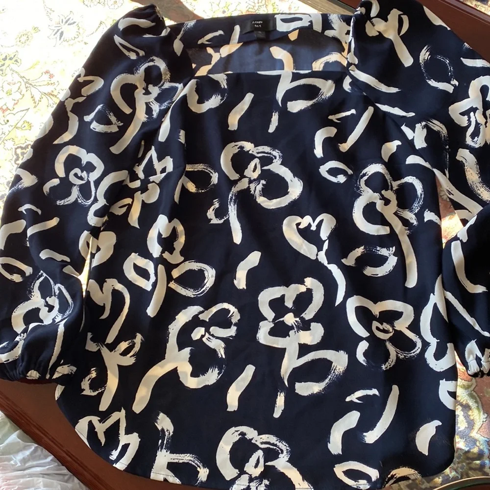 J. Crew 365 women top size 0, navy with white patterns
